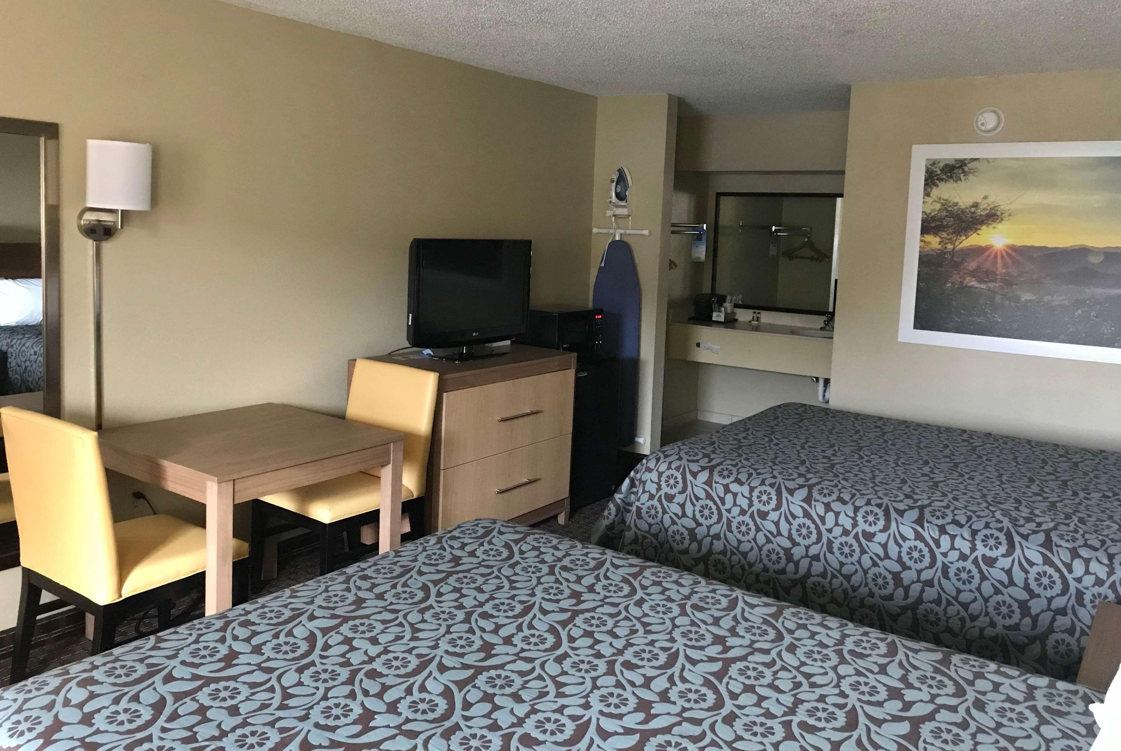Days Inn By Wyndham Lexington-Columbia Kültér fotó